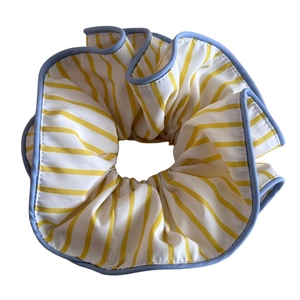 Chouchou géant en tissu à rayures jaunes et blanches avec bordure bleue claire