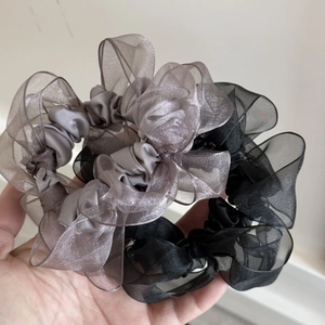 Elegantes Set aus schwarzen und grauen Organza-Haargummis mit halbtransparentem Design