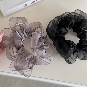 Zwei große Organza-Haargummis in Schwarz und Dunkelgrau für stilvolle Frisuren