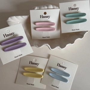 Set di fermagli per capelli opachi colori Morandi in cinque tonalità pastello su carta