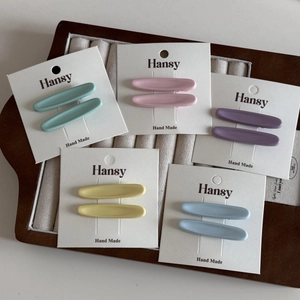 Set di dieci fermagli per capelli opachi in colori pastello su un supporto di carta