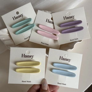 Dettaglio del set di fermagli per capelli ovali color macaron con finitura opaca