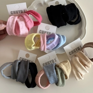 Détail de la texture côtelée et du tissu élastique des chouchous aux couleurs Morandi