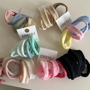 Lot de 4 élastiques à cheveux en soie glacée colorés sur cartes de présentation blanches