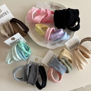 Détails d'élastiques à cheveux en soie glacée colorés avec une texture côtelée douce