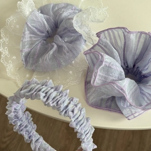 Lila Organza-Haargummi- und Stirnband-Set mit zarten weißen Spitzenverzierungen
