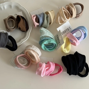 Détail de la texture nervurée et de la matière élastique sur divers chouchous colorés