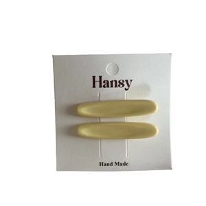 Set di fermagli per capelli giallo macaron su carta per acconciature minimaliste da ragazza