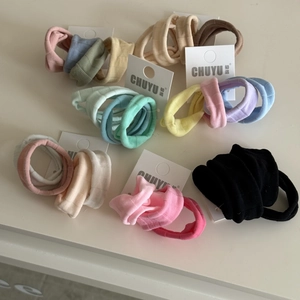 Détail d'élastiques à cheveux côtelés colorés sur des cartes de présentation