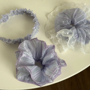 Dreiteiliges lila Haargummi-Set aus Organza mit weißer Spitze und elegantem Band