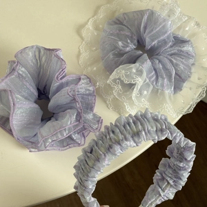Detail von hellvioletten Organza-Haargummis und Haarreif-Set mit weißer Spitze