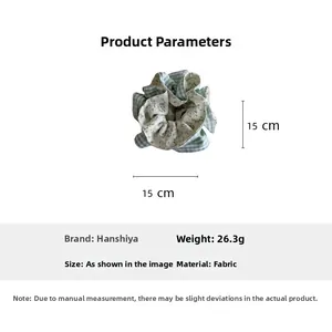 Dettaglio dell'elastico scrunchie a fiori e quadri con dimensioni 15x15cm e tessuto