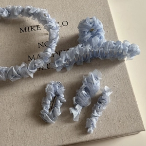 Ensemble d'accessoires cheveux bleu clair avec serre-tête, pince et barrettes en tulle
