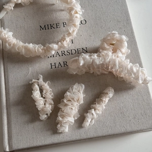 Ensemble d'accessoires de cheveux en mesh plissé crème avec serre-tête et pinces à cheveux