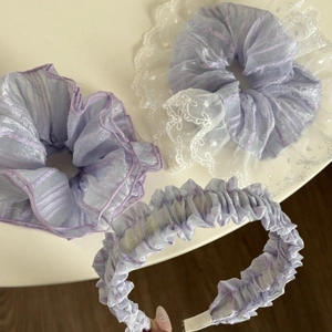 Detailansicht der lila Plissee-Organza-Haargummis mit weißer Spitze und Stirnband