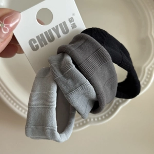 Détail d'élastiques à cheveux en soie glacée à haute élasticité avec texture côtelée grise