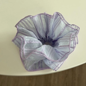 Detailansicht hellviolettes Organza Haargummi mit Streifentextur und plissiertem Spitzenrand