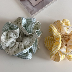 Set di elastici per capelli oversize a quadretti e fiori in verde e giallo per lo styling