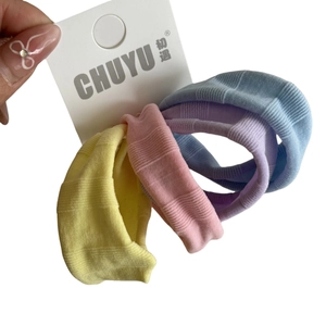 Lot de quatre chouchous côtelés pastel en tons jaune, rose, violet et bleu ciel