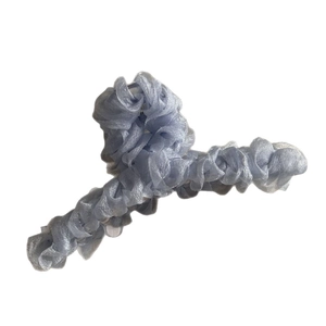 Pince à cheveux élégante en organza bleu clair avec maille plissée et style romantique