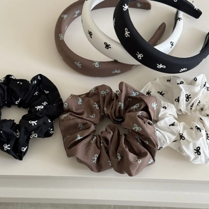 Détail de trois serre-têtes rembourrés et chouchous avec motifs de nœuds délicats