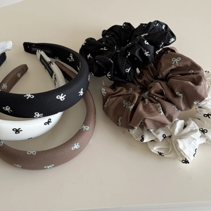 Lot de 6 pièces de chouchous et bandeaux avec imprimé nœuds en noir, blanc et marron