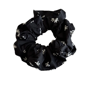 Chouchou noir de style coréen avec motifs nœuds blancs pour queues de cheval et chignons