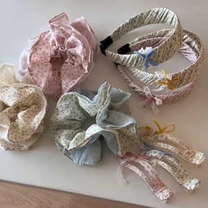 Bloemen haartoestellen set met scrunchies en hoofdbanden in zachte pastelkleuren
