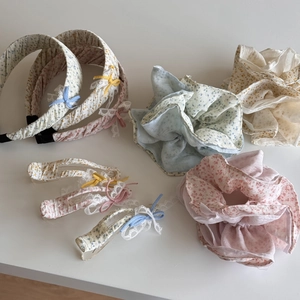 Detailopname van bloemen scrunchies en stoffen haarbanden in zachte pasteltinten