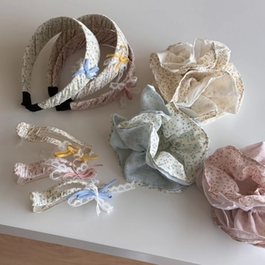 Bloemen haaraccessoires set met scrunchies, haarbanden en clips in landelijke stijl