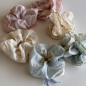 Bloemen haarelastiekjes met kantafwerking in pastel roze beige en blauwe tinten