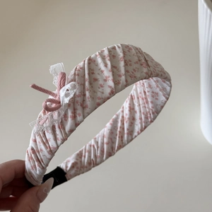 Detail van roze bloemen scrunchie met kanten rand en geplooide stoffen textuur