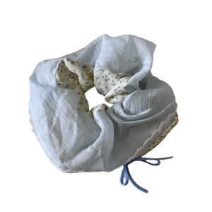 Bloemen chiffon scrunchie met kant en blauwe strik voor diverse haarstijlen