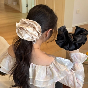 Eleganti elastici in raso oversize con design a petali pieghettati per capelli