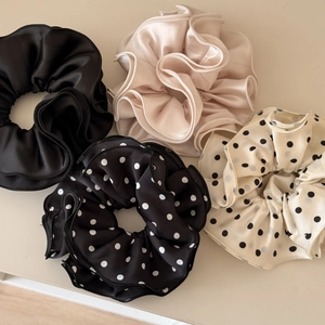Set di quattro elastici scrunchie in raso satinato nero, champagne e pois retrò