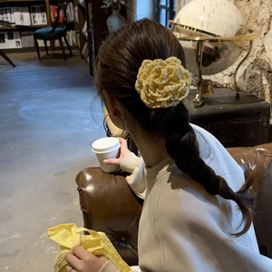Elegante geel geruite stoffen roos haarklem voor dames in een vintage omgeving