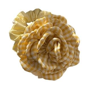 Elegante haarklem met gele geruite roos en parel voor stijlvolle dameskapsels