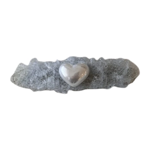 Barrette à cheveux en dentelle grise avec décoration de cœur en perle élégante
