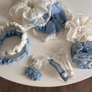 Détails à plat des chouchous en dentelle bleu et blanc et accessoires cheveux à nœud