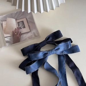 Haarspange mit Denim-Schleife und langen Bändern in Dunkel- und Mittelblau für Damen
