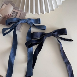 Haarspange mit Denim-Schleife und langen Bändern in Blau mit goldenen Nähten