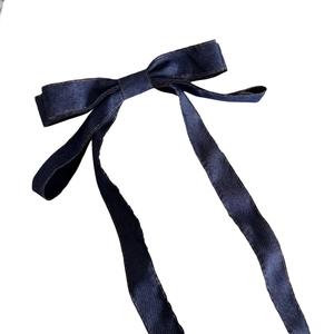 Dunkelblaue Denim-Schleifen-Haarspange mit langen Bändern und Twill-Struktur auf Weiß