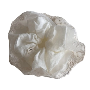 Chouchou classique blanc crème avec bordure en dentelle délicate et tissu plissé