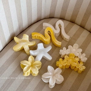 Set di mollette per capelli a fiori di frangipani in marmo crema e giallo vivace