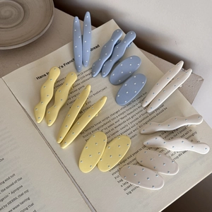 Lot de barrettes à pois comprenant des pinces bec de canard bleues jaunes blanches et abricot