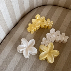 Pinze per capelli a fiori di frangipani in acetato bianco crema e giallo, set di 4