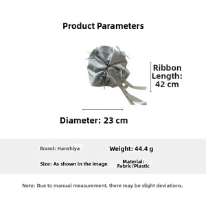 Chouchou en satin bleu avec rubans de 42 cm de long et accents de perles blanches
