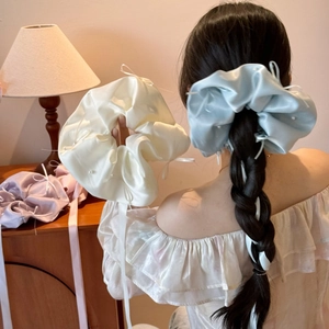 Chouchou en satin avec nœud, perles et rubans en bleu, beige et violet élégant