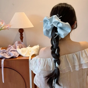 Chouchou élégant en satin avec perles et rubans en bleu et blanc pour les femmes
