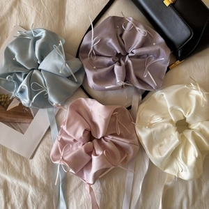 Lot de chouchous en satin avec nœuds blancs et perles en bleu, violet, rose et ivoire